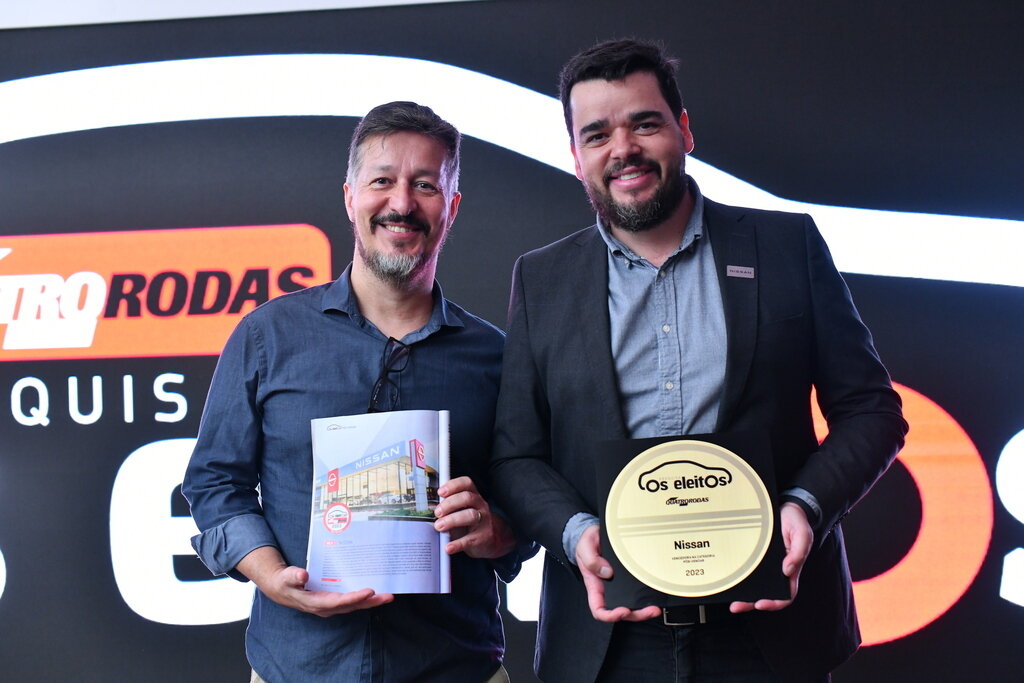 Alexandre Carvalho, Coordenador de Comunicação, e Leonardo Aredias, diretor de pós-venda, recebem reconhecimento no evento de premiação
